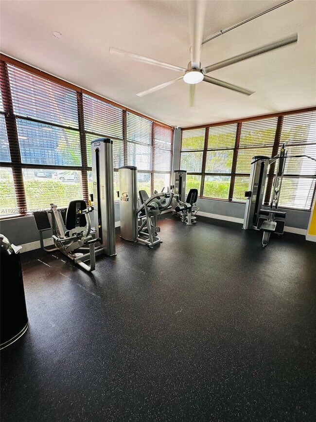 Building Photo - 800 Parkview Dr