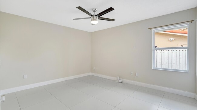 Building Photo - 1412 NE 53rd Ct