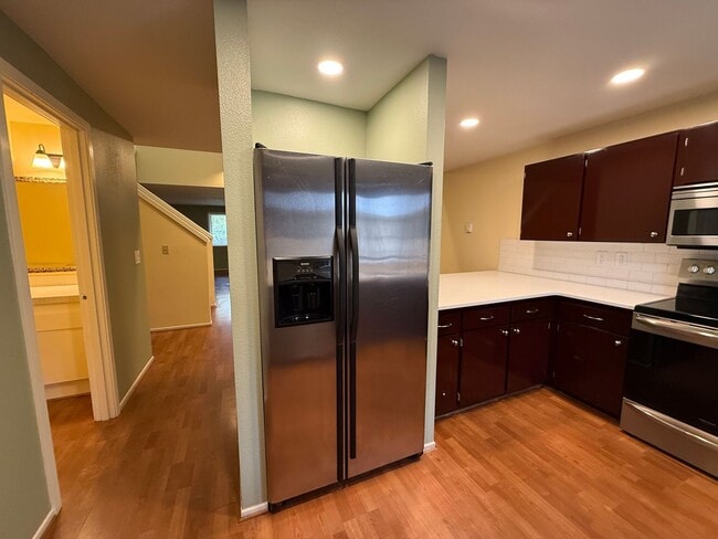 Building Photo - 2 Bed/2.5 Bath Townhome with Garage, Pool and Tennis Court