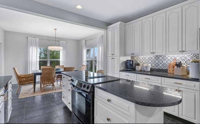 Building Photo - 981 Main St