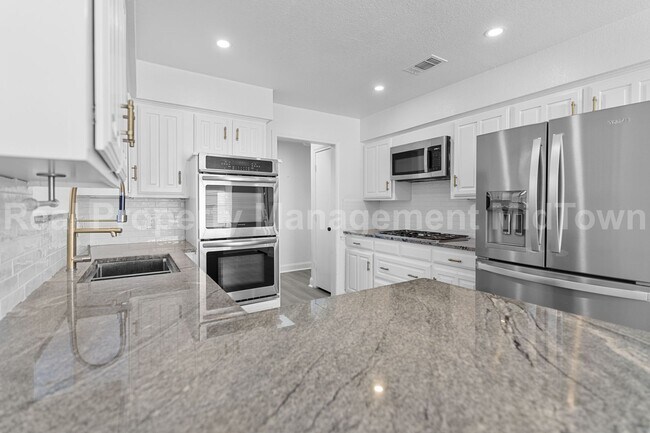 Building Photo - Charming Home Centrally Located in the DFW