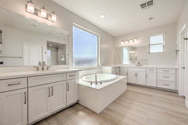 Building Photo - Elegant 5-Bedroom Henderson Home in the Heart of Green Valley