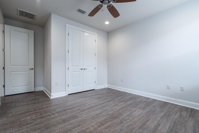 Building Photo - 718 Woods Dr