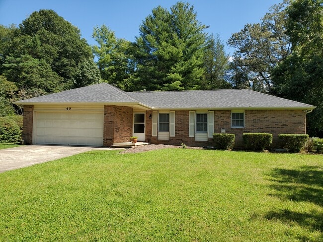 1 level home + large lawn - 40 Bluebird Lane