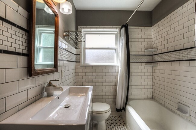 Building Photo - 926 Dorothy St