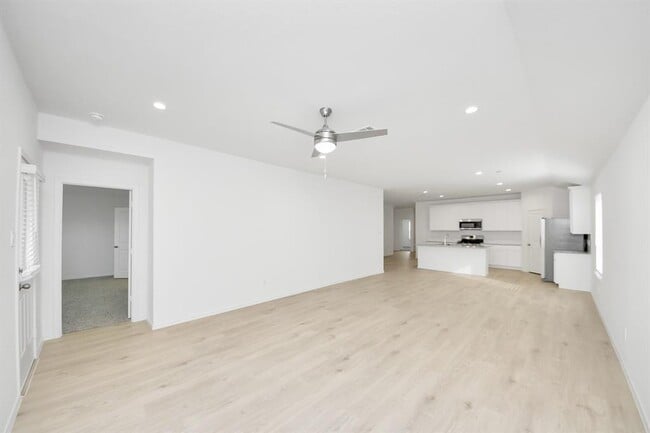 Building Photo - 5038 Balcolm Dr