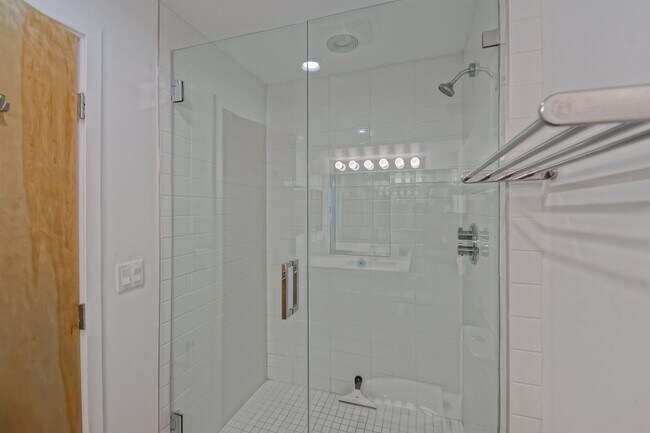 Building Photo - Custom, Modern & Spacious Tri-Level Home w...