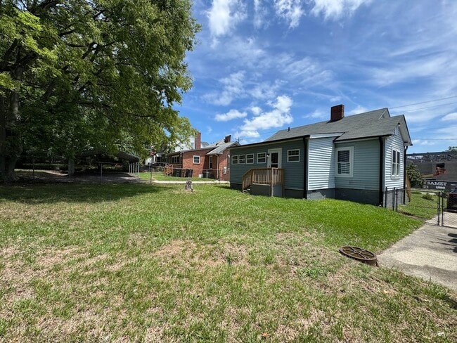 Building Photo - 3bed/1bath House $1395!