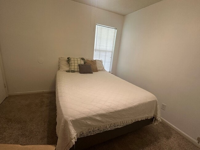 Building Photo - 109 Live Oak Cir