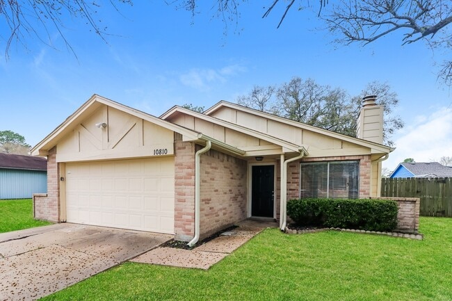 Building Photo - 10810 Lakewood Oaks Dr