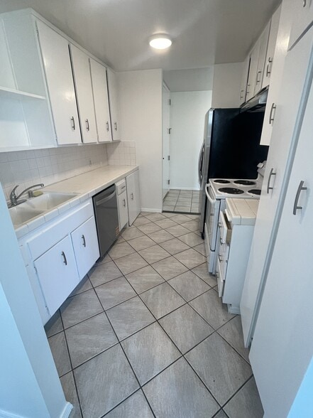 Building Photo - 100 S Doheny Dr
