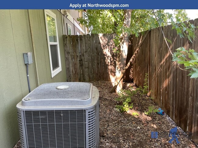 Building Photo - Nice 2 bed/2bath Townhome Located in White City