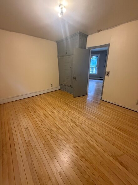 Building Photo - 403 E Johnson St