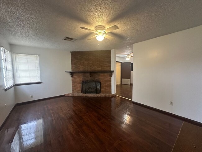 Building Photo - 4 Bed, 2 Bath, 2 dInng, 2 Living