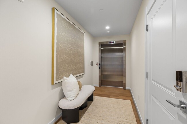 Building Photo - Comfort Meets Convenience in This Bellevue Condo