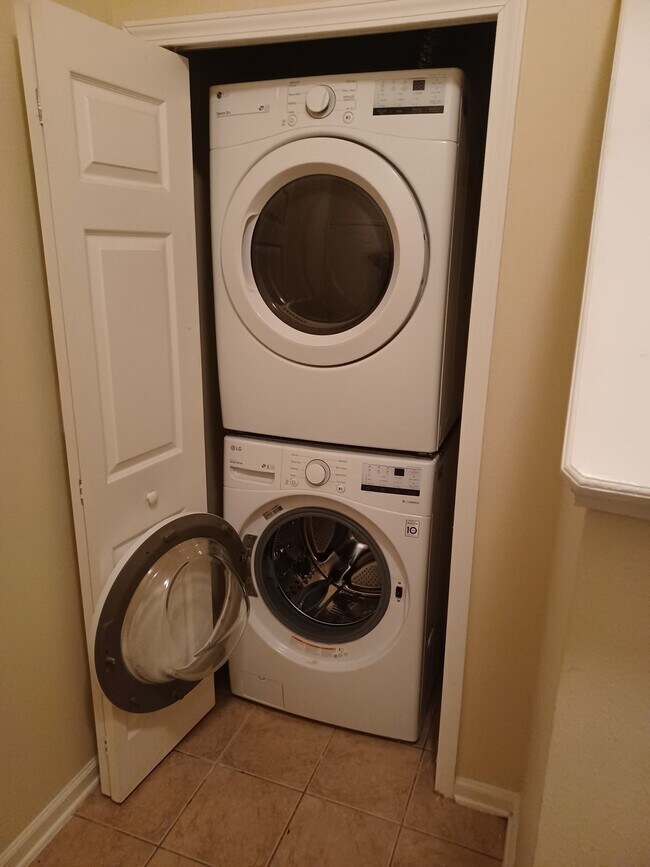 Building Photo - "$500 MOVE-IN SPECIAL! - Beautifully Updated 2/2 Condo in Gated Southside Neighborhood!"