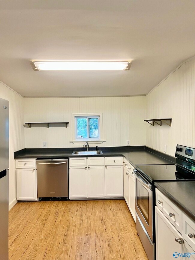 Building Photo - 2019 Vanderbilt Dr SW