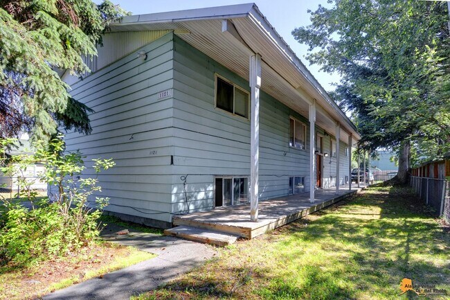 Building Photo - 1121 Latouche St