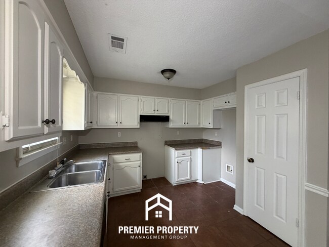 Building Photo - Stunning 3BR/2BA Memphis Home with Vaulted Ceilings & Rustic Fireplace!