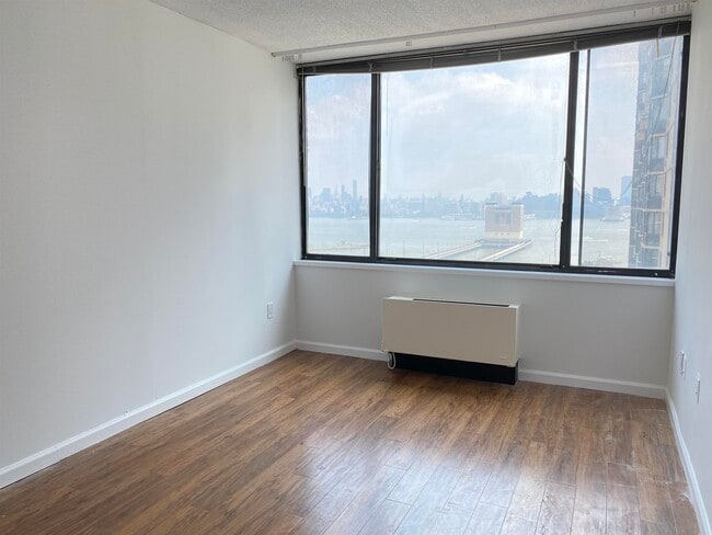 Building Photo - 45 River Dr S