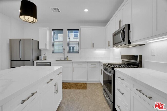 Building Photo - 725 Daniel Freeman Cir