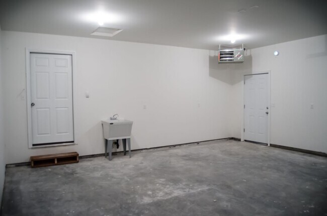 Building Photo - 981 W Cache Dr