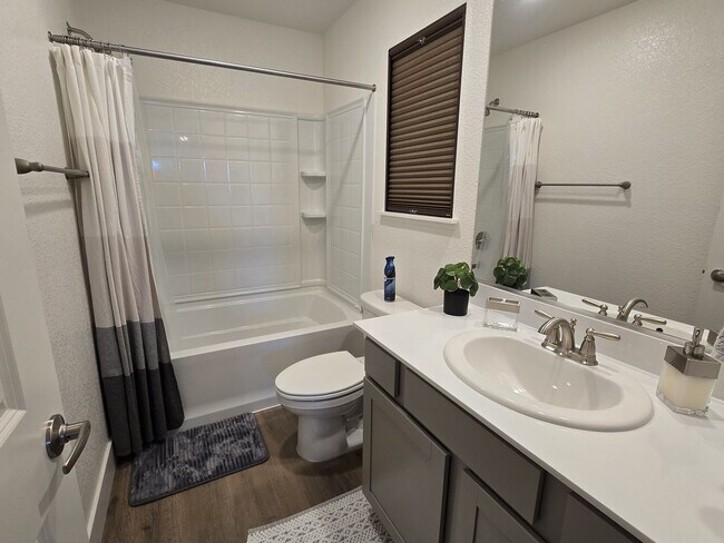 Building Photo - Newer 2 story home in Stonebrook Village- ...