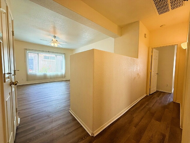 Building Photo - "Charming 3-Bed, 2-Bath Oasis with 1,430 Sq Ft in Phoenix's Heart!"