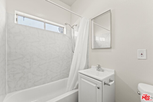 Building Photo - 842 W 83rd St