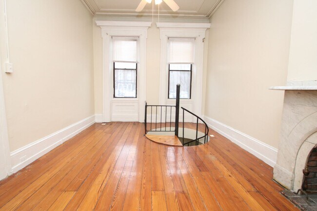Building Photo - Spacious Bilevel 1 BR, 1.5 BA & More!*Avai...
