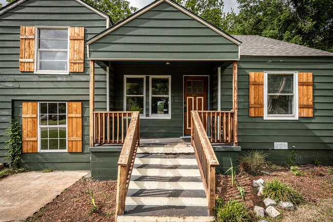 Building Photo - 1925 NW Oak Ave