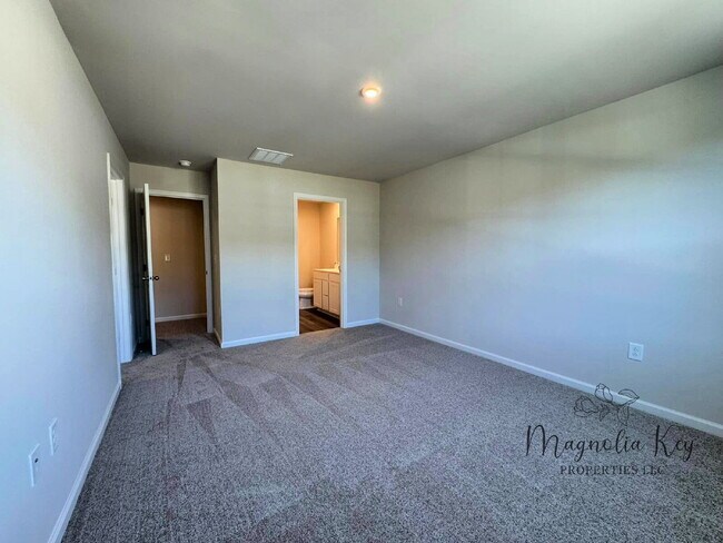 Building Photo - New 3 bed 2.5 bath Townhouse in Forestbrook