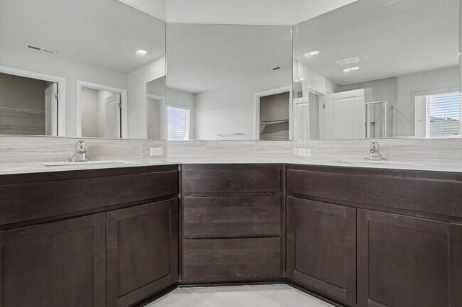 Building Photo - 4 Bed (plus BONUS ROOM), 2.5 Bath Newer Home in NE Salem