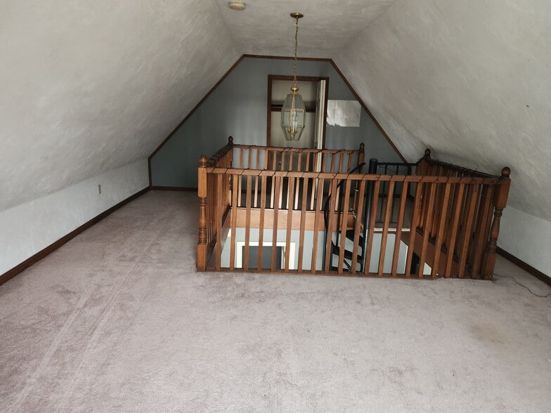 Loft bedroom, walk in closet - 985 Mammoth Rd