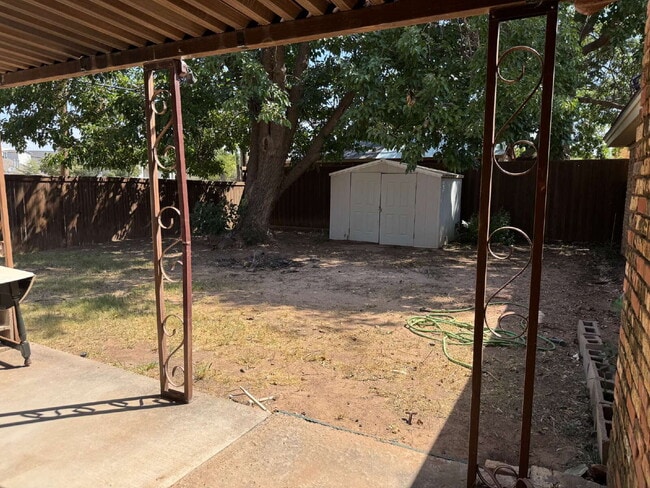 Building Photo - Bedroom Available. ALL BILLS PAID. FURNISHED