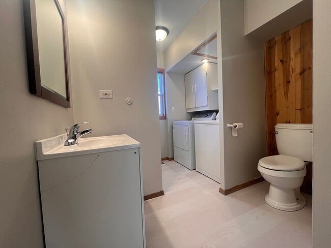 Building Photo - Freshly Renovated 2 Bed / 1 Bath Home on Corner Lot – Davenport, IA