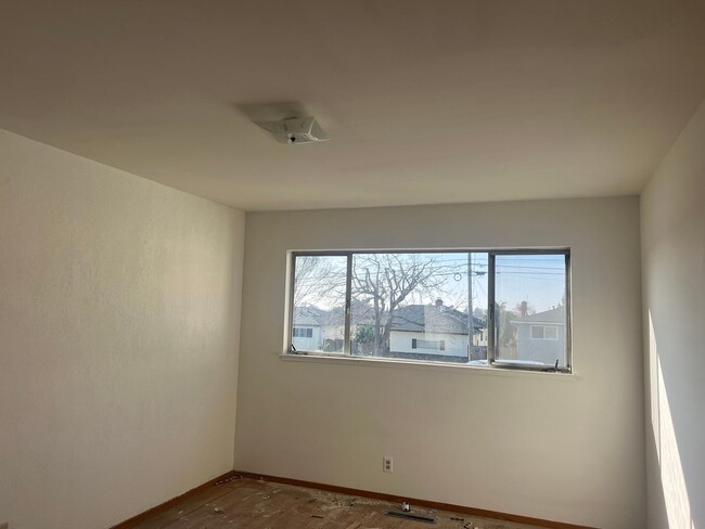 Building Photo - Spacious Newly Remodeled 3 Bedrooms and 2 ...