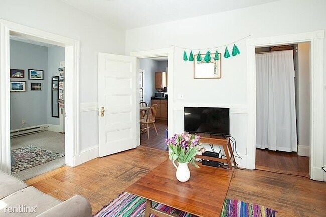 Building Photo - 4 br, 1 bath  - 3 Kinnaird St # 3A