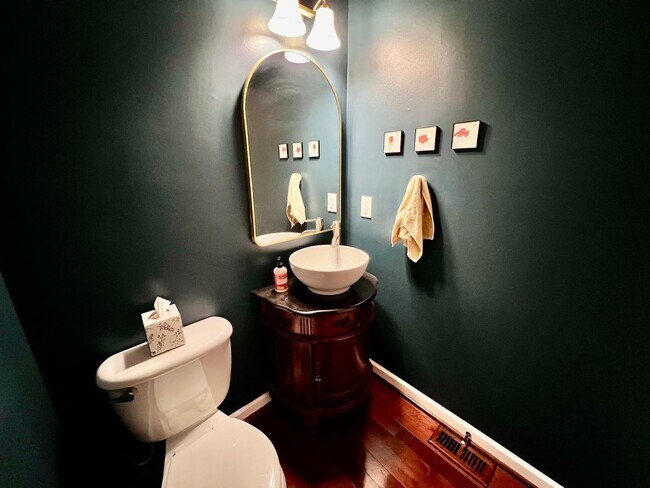 Building Photo - Charming 4 Bedroom home Near Virginia Beach Oceanfront!