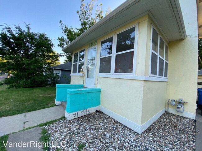 Building Photo - 3 br, 1.5 bath House - 2107 S Grange Ave