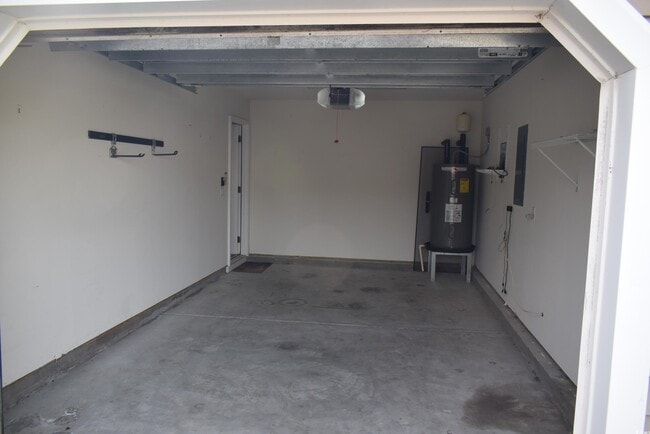 Building Photo - 201 Vesta Dr