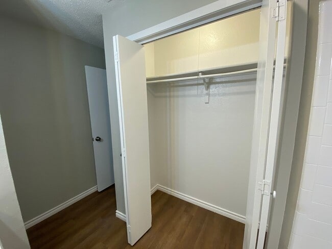 Building Photo - Charming Unit with Vaulted Ceilings & Fire...