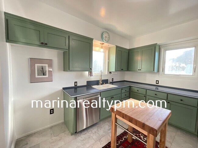 Building Photo - Welcome to this stunning 3 Bedroom 2 Bath ...