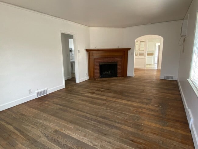 Building Photo - Charming 3 bed/1 bath home!