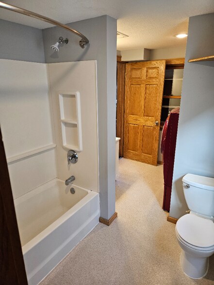 Building Photo - 116 Morse St N