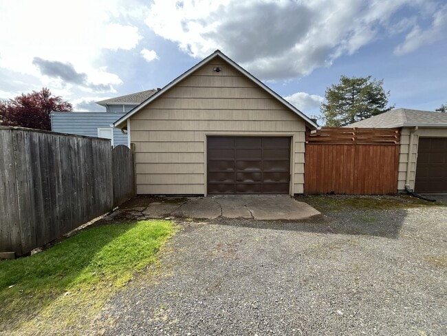 Building Photo - Expansive 4BR 2,900+ Sq Ft Home with Theater-Style Living Room & Bonus Hobby Workshop