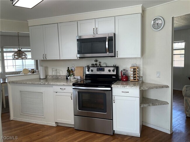 Building Photo - 566 Hogan Dr