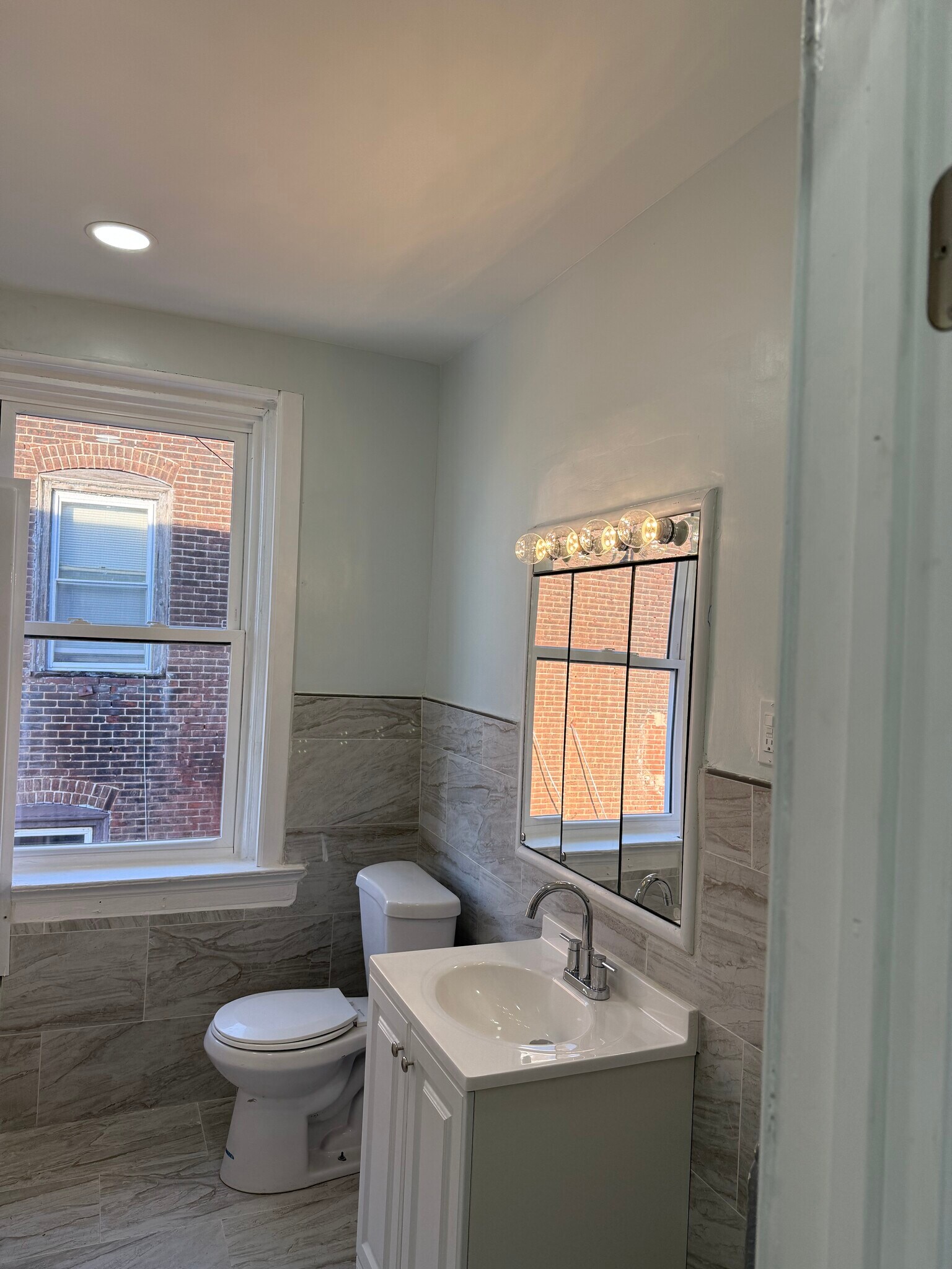 Building Photo - 5719 N Park Ave