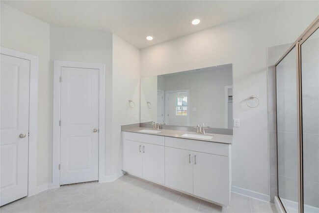 Building Photo - 512 Clearlake Dr