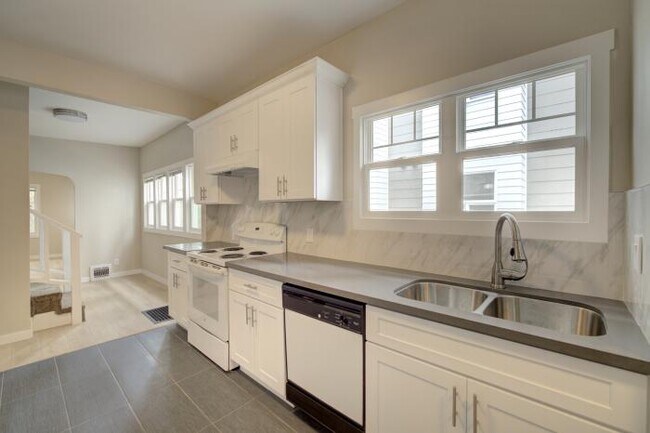 Building Photo - 5 bedroom in Seattle WA 98105